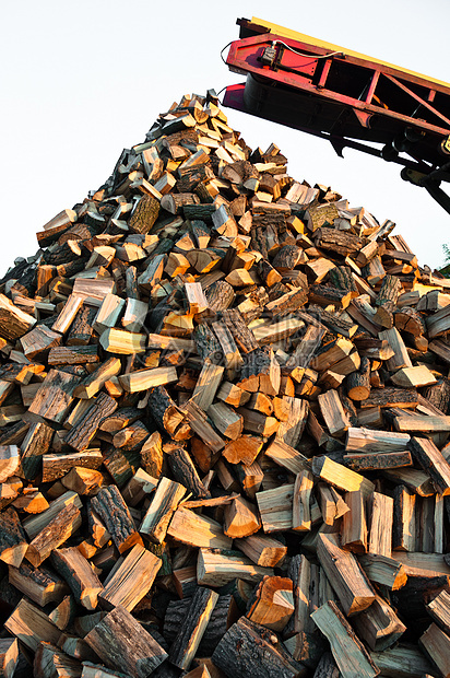木柴从机器里出来生产木材材料柴堆活力木头燃料工业林业温暖图片