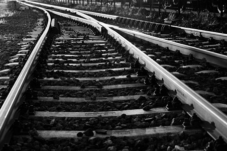 一些旧铁轨的黑白照片图片