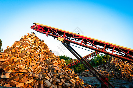 木柴从机器里出来木材燃料林业木头生产温暖活力材料柴堆图片