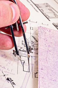 建筑师画新房子的手指石墨数字设计师草图工程师测量工具照片条纹数学图片
