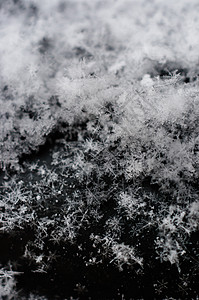 黑色背景宏观拍摄的冰球冠状体霜露蓝色季节框架雾凇玻璃霜花窗户冻结水晶图片