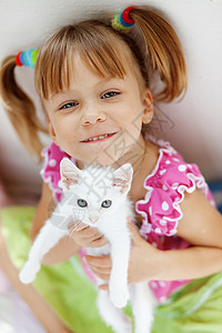 有小猫咪的孩子婴儿微笑压痛友谊女儿拥抱童年动物家庭乐趣图片