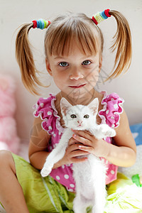 有小猫咪的孩子喜悦动物女儿情怀乐趣游戏猫咪宠物婴儿拥抱图片