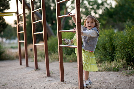 儿童在游乐场的儿童孩子游戏童年青春期公园女孩幸福幼儿园乐趣喜悦图片