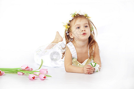 穿花装的小女孩童年想像力乐趣女孩衣服赤脚裙子冒充花朵公主图片