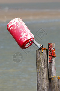 红桶海岸河口红色码头背景图片