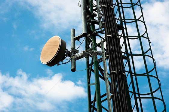 通信塔对着蓝天和云彩的天空播送商业发射机卫星金属车站电话电视微波网络图片