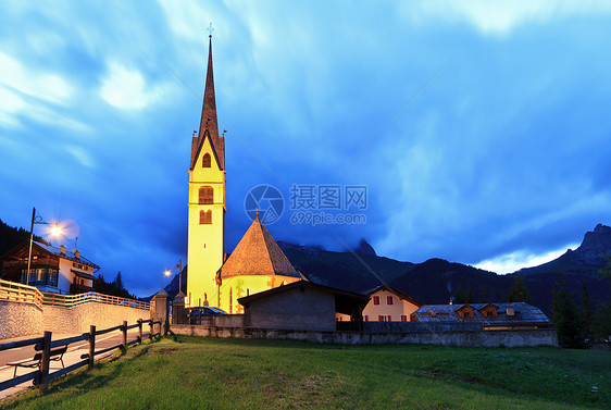 夜晚的阿尔卑斯教堂图片