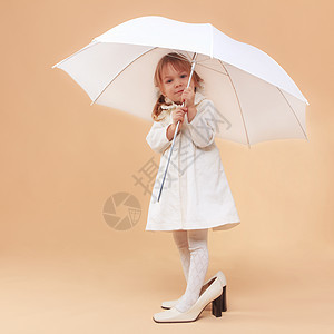 带雨伞的有趣孩子喜悦模仿女儿幸福高跟鞋鞋类女孩婴儿正方形童年图片