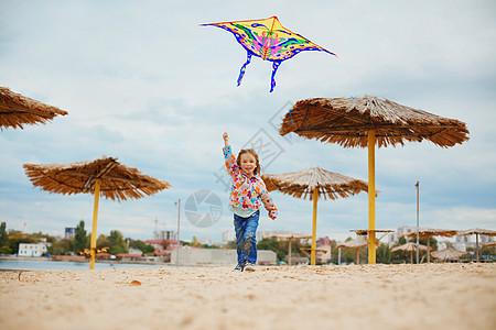 儿童放风筝风筝跑步青年喜悦游戏活动闲暇孩子女孩牛仔裤图片