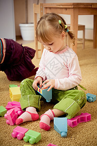 儿童玩砖头游戏玩具孩子幼儿园苗圃地面女孩金字塔构造积木专注图片