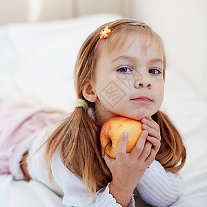 有苹果的孩子冒充苗圃卫生房间水果早餐保健女性快乐女儿图片
