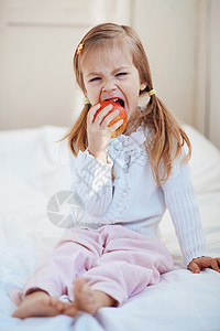 有苹果的孩子小吃活力冒充食物婴儿女性水果房间青年卫生图片