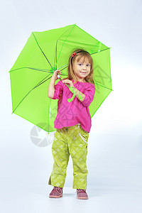 带雨伞的可爱孩子童年喜悦女孩工作室衣服天气白色快乐活力粉色图片