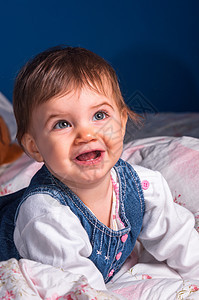 快乐的幼儿蓝色新生幸福皮肤眼睛生活白色童年婴儿女性图片