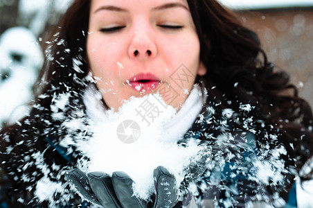 女人在我脸上吹雪乐趣女士蓝色季节围巾女性女孩照片头发嘴唇图片