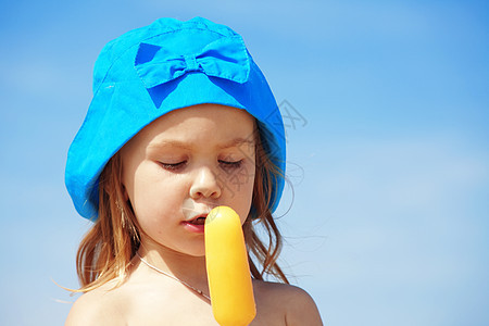 小女孩吃冰淇淋假期天空小吃甜点食物奶油零食孩子们喜悦孩子图片