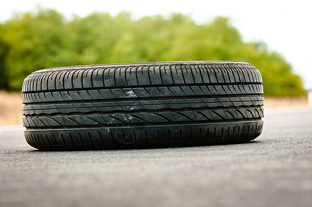 绿色背景的废弃汽车轮胎在路上停放黑色灰色橡皮车轮摄影维修运动旅行圆形轮缘图片