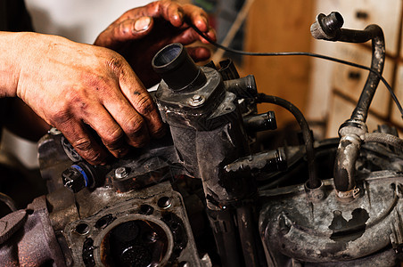 修理破损发动机工人的手工业金属车库劳动黑色机械工具服务引擎商业图片