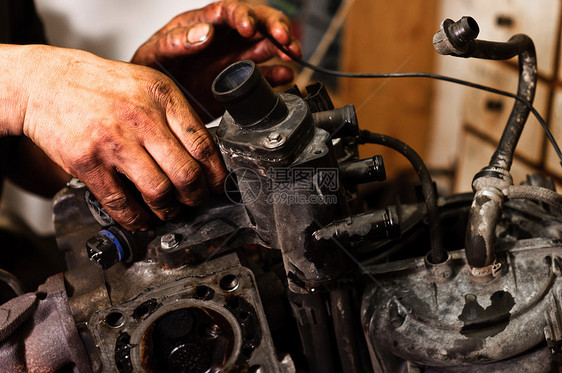 修理破损发动机工人的手工业金属车库劳动黑色机械工具服务引擎商业图片