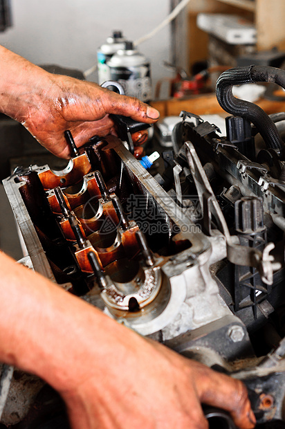 修理破损发动机工人的手金属汽车引擎劳动工具白色车辆运输职业维修图片