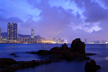 湖边的香港深夜场景城市建筑海洋日落地标商业紫色摩天大楼景观办公室图片