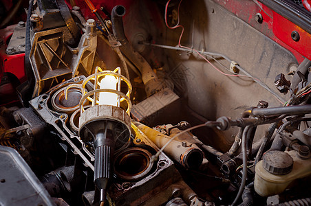 旧汽车区格上的工业灯圆柱引擎车辆发动机店铺劳动维修服务商业机械图片