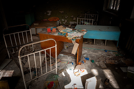 切尔诺贝利被弃置的带有玩具的育婴所童年白色废墟水平照片地面苗圃工业房子蓝色图片