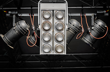现代舞台灯音乐会工业红色反光板商业娱乐灰色技术电缆灯泡图片