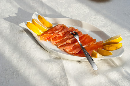 饭桌上的生鲑鱼牛扒盘子海鲜用餐美食桌子红色黄色午餐橙子图片