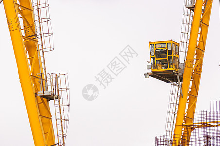 工业起重机对白金属白色黄色机械工具电缆电梯建筑生长绞盘图片