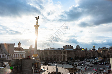 基辅城市生活与戏剧性的天空蓝色旅行首都正方形历史性旅游街道假期建筑物雕像图片