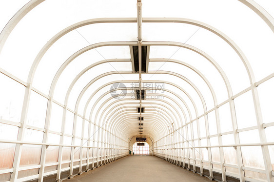 灯光明亮的走廊商业通道城市大厅隧道窗户棕色玻璃白色车站图片