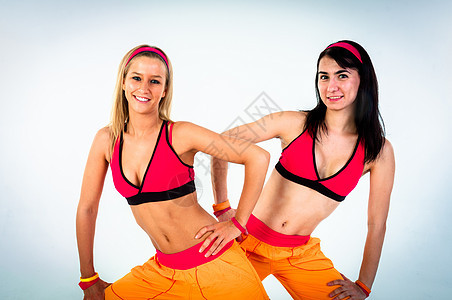 年轻健身指导员女孩训练乐趣运动员团体运动女性健身房微笑竞赛快乐图片