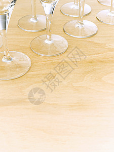 木上葡萄酒杯水晶桌子酒杯玻璃庆典餐厅饮料背景图片