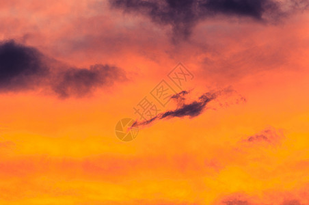 有云的戏剧天空风景黄色天气红色橙子季节阳光戏剧性天堂旅行图片