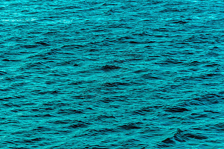 深蓝水旅行阳光海浪蓝色反射液体美丽晴天海洋波纹图片