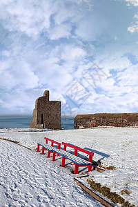圆球城堡和红色长椅的冬季景象图片