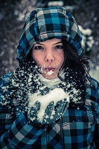 迷人的年轻女子手握雪雪照片乐趣头发女孩女孩们降雪手套季节眼睛嘴唇图片