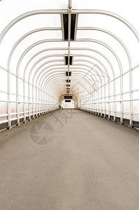 灯光明亮的走廊隧道中心大厅管子棕色通道白色商业建筑学窗户图片