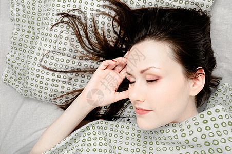 床上的年轻女人女孩女性白色休息头发眼睛枕头女士卧室图片