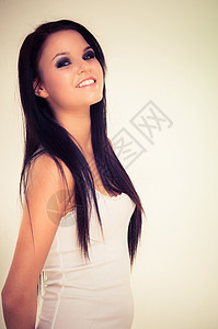 一位美丽的年轻女子的肖像喜悦微笑快乐牙齿女性白色女士青年幸福黑色图片