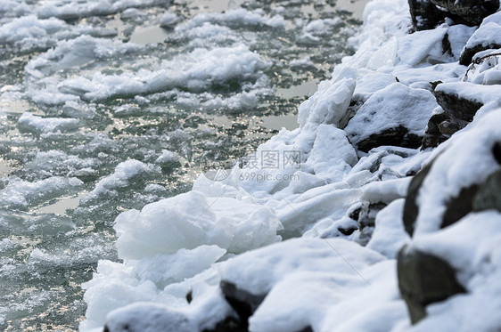 冰冷的冰冰在水面上水晶冰川液体蓝色寒冷痕迹天气冻结季节图片