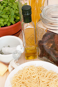 烹饪意大利面营养盘子厨房香料砂浆午餐桌子美食食物面条图片