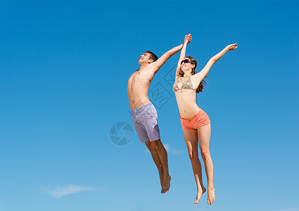 年轻夫妇一起跳跃场地家庭喜悦成人衣服男人幸福乐趣男生夫妻图片