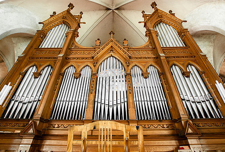 美丽的器官 有很多管子黄铜教会青铜编钟音乐艺术大教堂乐器管道橙子图片