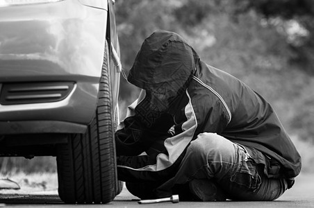 青年成人检查车轮发动机绿色工作男人公用事业白色运输车辆维修外套图片