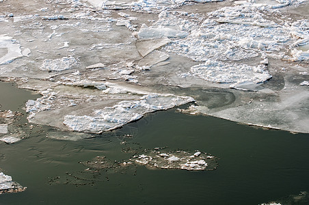 冰冷的冰冰在水面上季节蓝色天气寒冷水晶液体冻结冰川痕迹图片