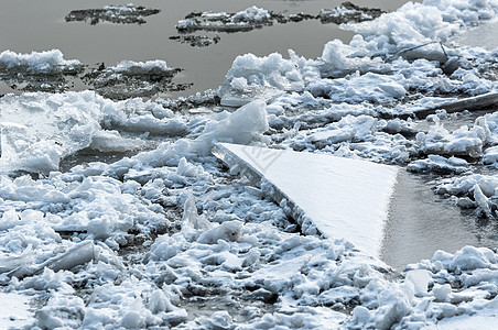 冰冷的冰冰在水面上季节痕迹冰川冻结液体天气水晶蓝色寒冷图片