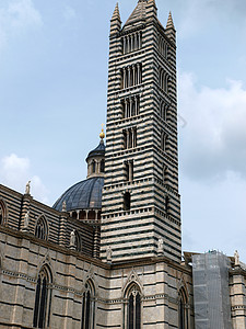 锡耶纳的杜奥莫天炉大教堂拱廊三棱大理石教会双孔钟楼窗户拱形图片